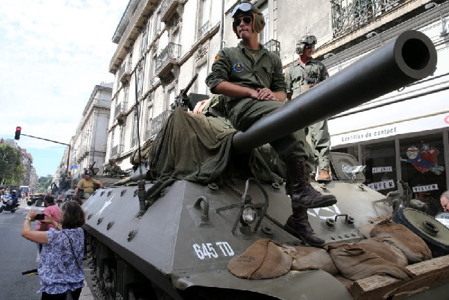 法国庆祝解放70周年 昔日战车士兵现身街头