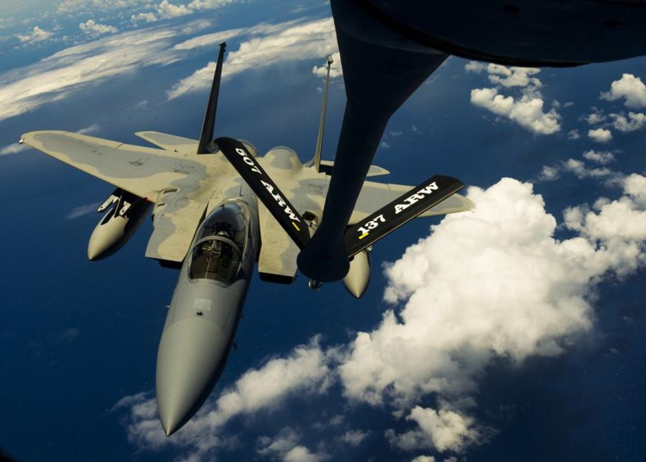 美空军F-15F-16战机群飞赴夏威夷参加环太军演