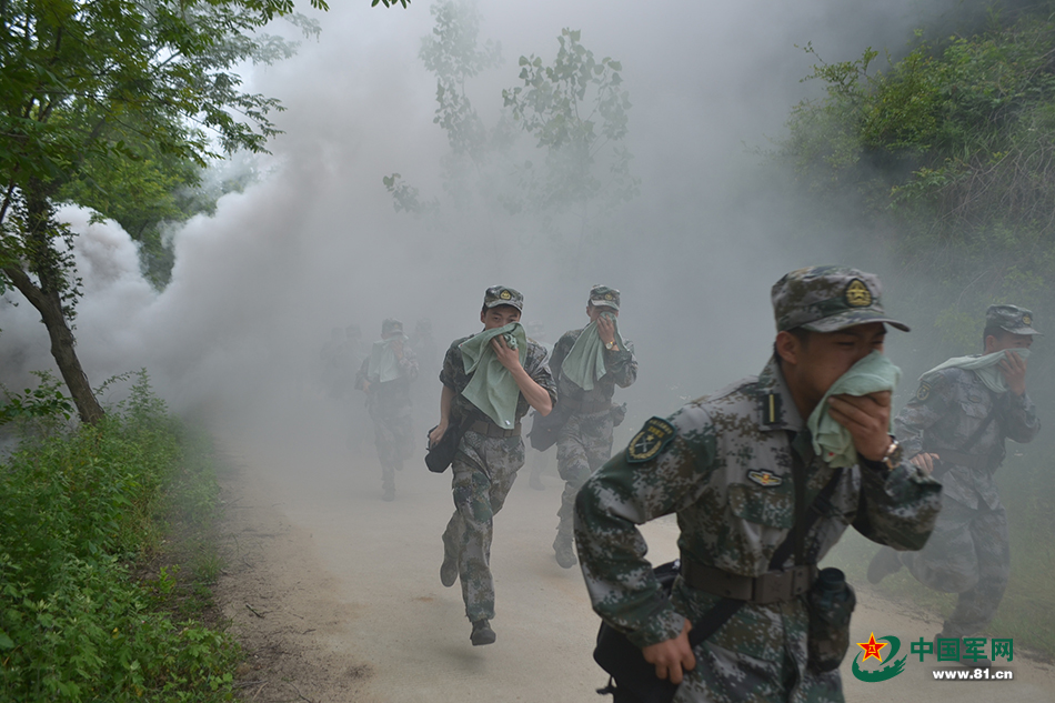 武汉军械士官学校500学员赴红安拉练