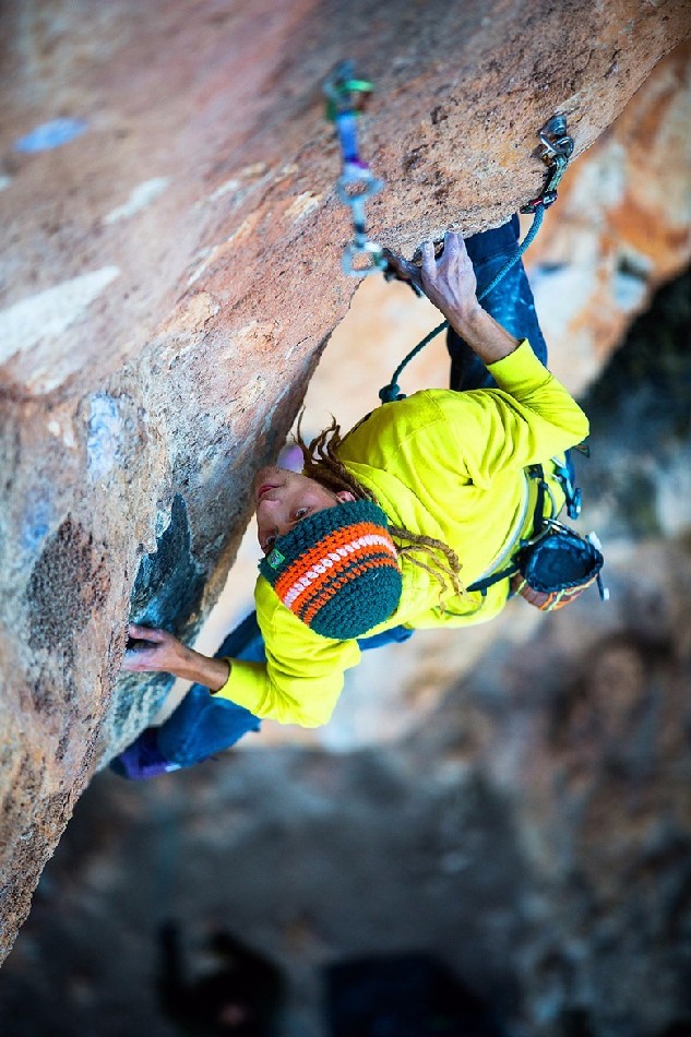 极限攀岩展示力量与美 (组图: