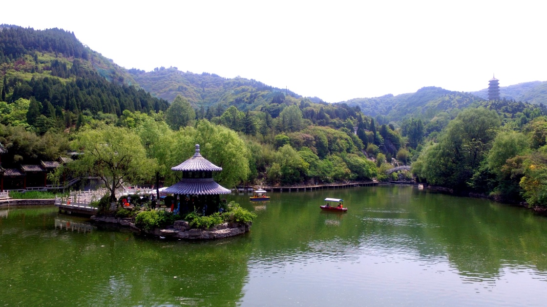 5月11日,游客在济南红叶谷风景区游玩(拍摄).