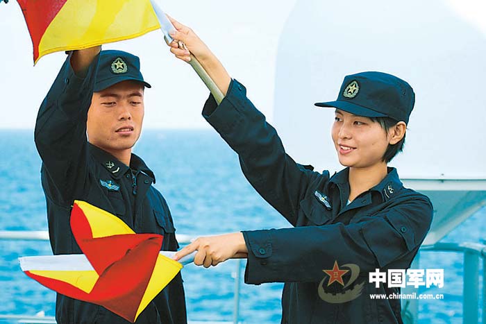 下士女兵章岩在学习旗语.
