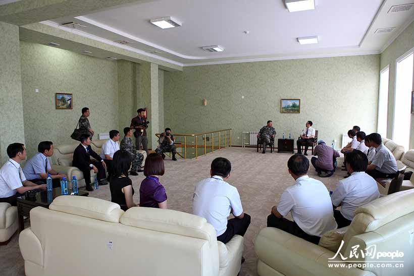 “和平使命-2012”联合军演副总导演、兰州军区副参谋长周洪涛少将接见慰问团一行