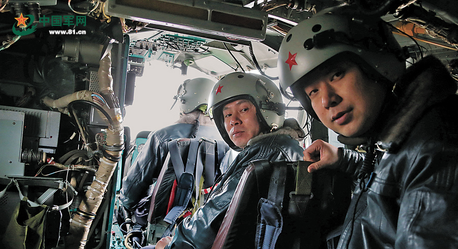 某舰载直升机团搜救机组的飞行员苦练精兵。