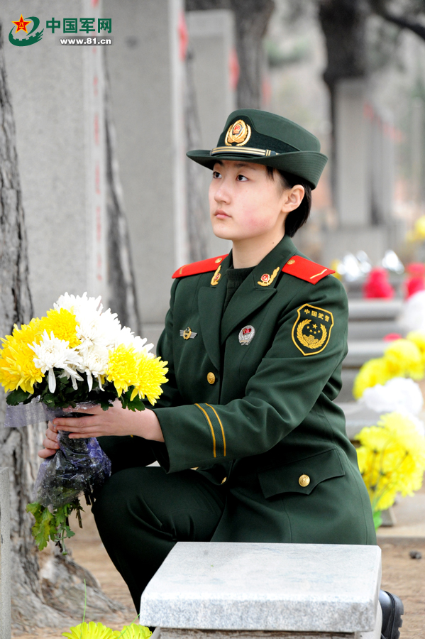 一名女战士向烈士墓敬献鲜花。吴成钢 摄