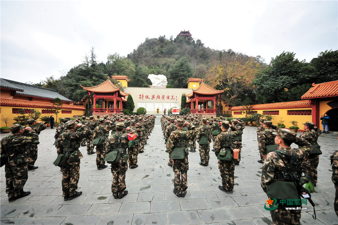 闻令而动 武警四川总队千名官兵挥戈仗剑出征