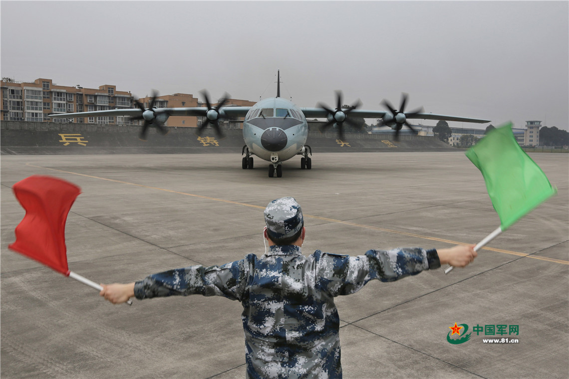 3月3日16时54分,运-9飞机飞抵成都太平寺机场,引导人员指挥引导飞机滑