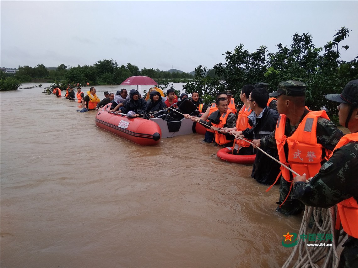 洪水来临，武警四川总队千余名官兵抗洪抢险转移群众
