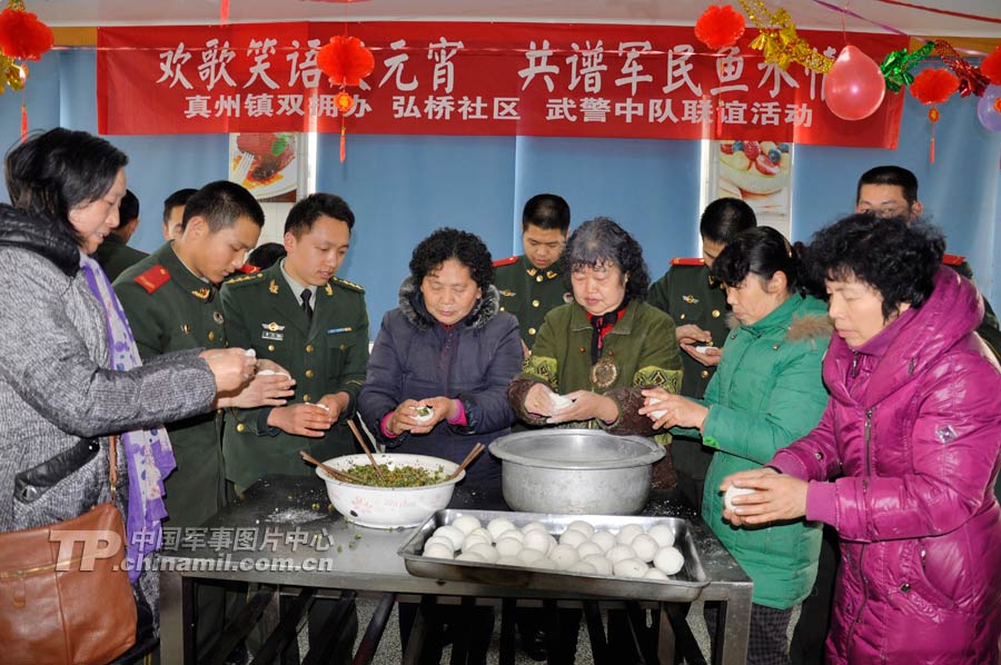 2013年 月 日,地方拥军服务人员在武警扬州市仪征中队和官兵们一起