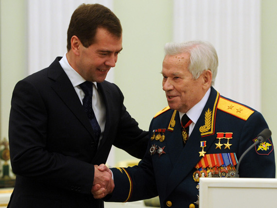 俄罗斯总统梅德韦杰夫(图左)为卡拉什尼科夫庆祝生日