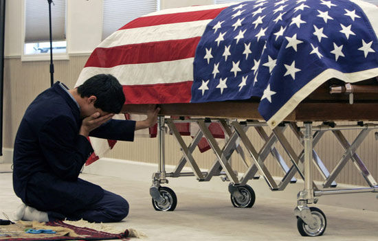 据报道，伊拉克战事开始后，美国军人自杀个案急升。