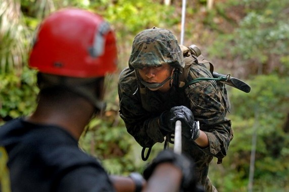 泥浆里打滚图片记录美军丛林战争训练