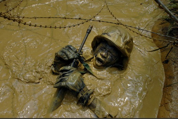 泥浆里打滚图片记录美军丛林战争训练