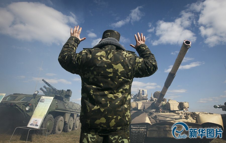 当地时间2014年4月2日，乌克兰德斯纳地区，乌克兰军队举行军事演习。（图片来源：CFP）
