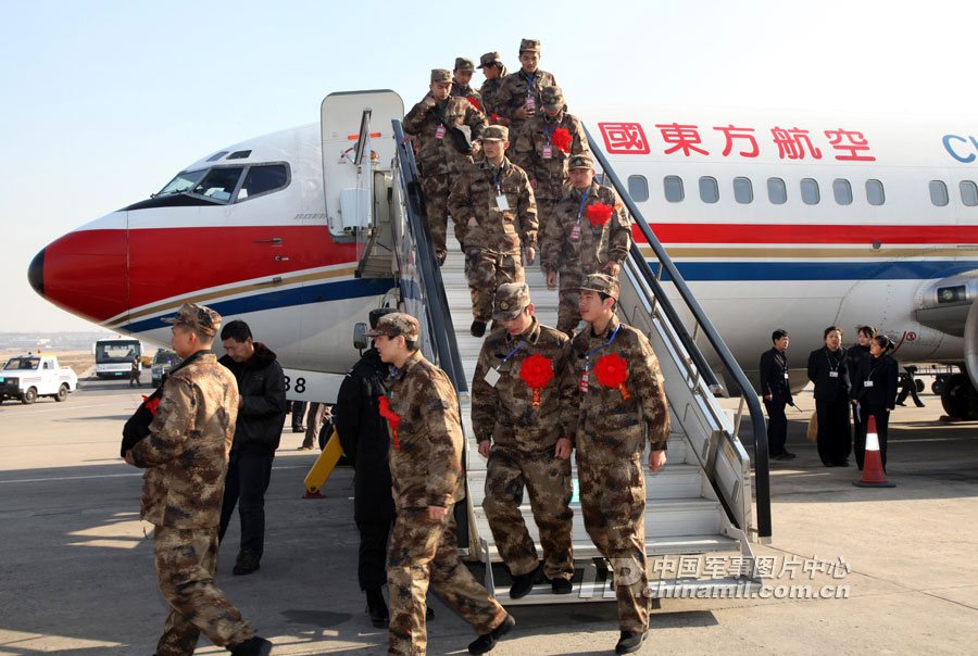 沈阳军区完成今冬首批新兵航空接运任务