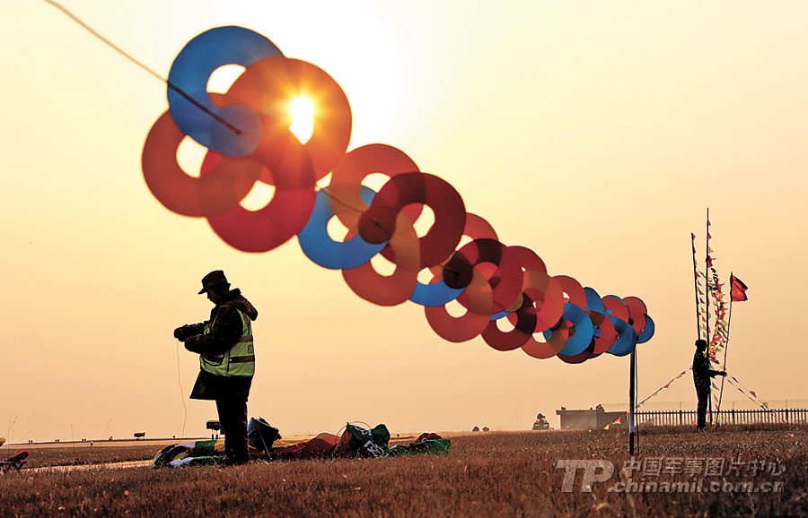 保障战鹰安全飞行的驱鸟兵