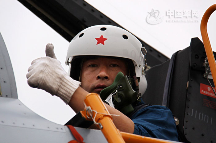 歼十专家级飞行员成空某师副师长严锋剪影