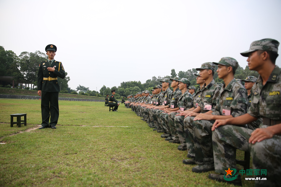 男兵女兵 >>正文 >     9月19日,第42集团军某团充分发挥受阅官兵示范
