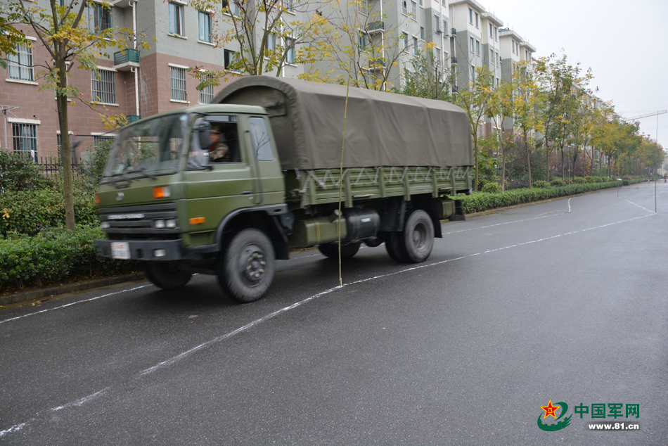 11月19日,武警滁州市支队正在开展军车驾驶s弯道考核.