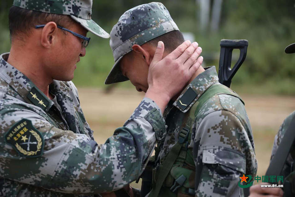 杜宏(左一)生前与战士谈心.