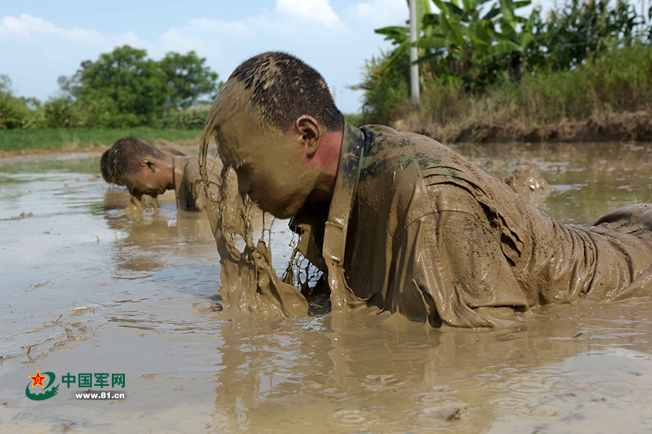 6月12日,武警战士在泥塘进行体能训练.