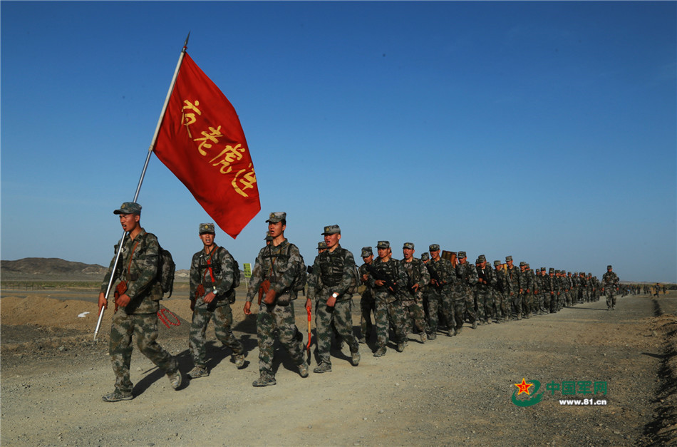 大漠戈壁骄阳似火 40公里战斗体能训练进行时!