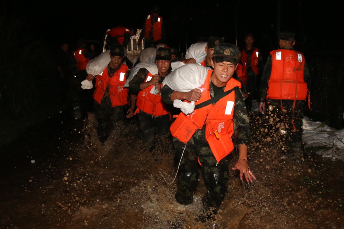 武警官兵持续奋战多地洪涝灾害抢险救援一线