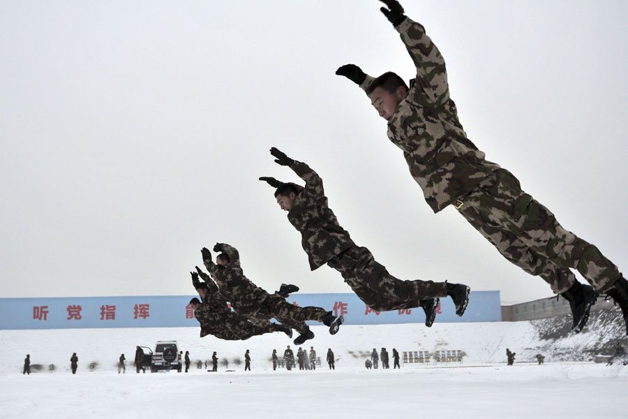 12月20日,武警新疆边防总队训练基地机动中队特战队员在进行倒功训练.