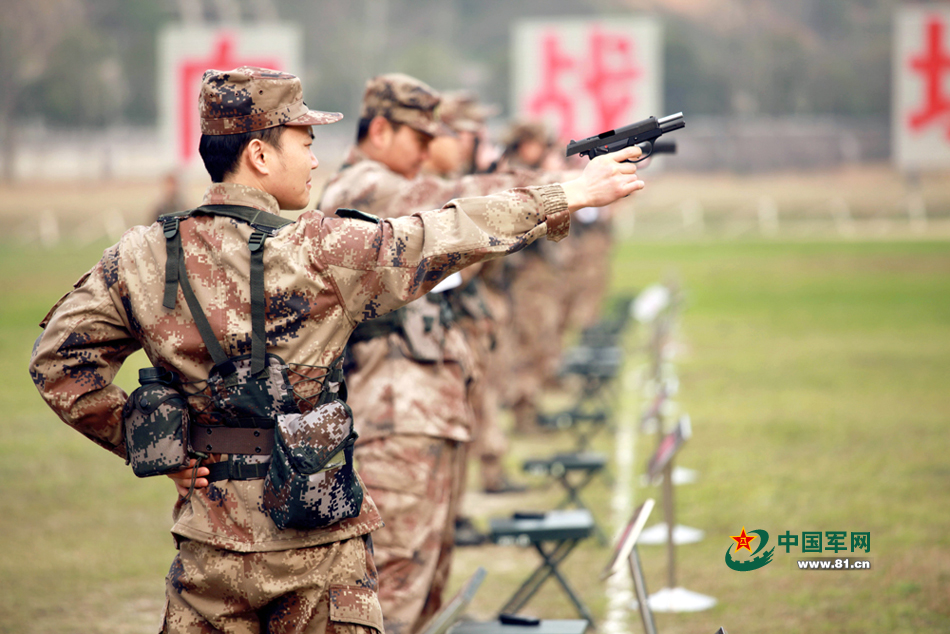 湖北省军区某旅机关干部进行手枪实弹射击