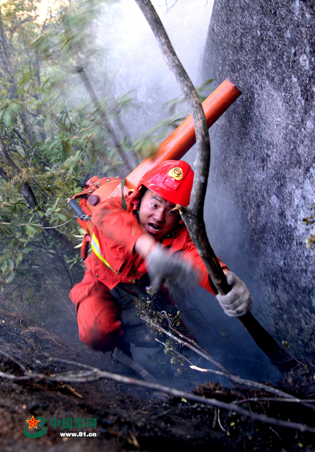用青春走过大凉山的兵