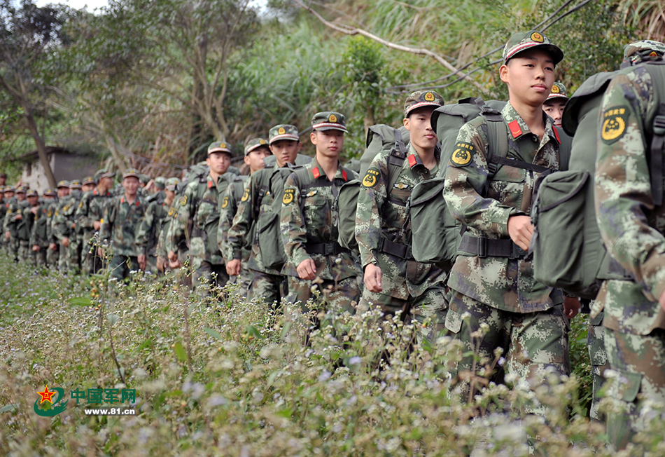 新兵在山林地负重行军.