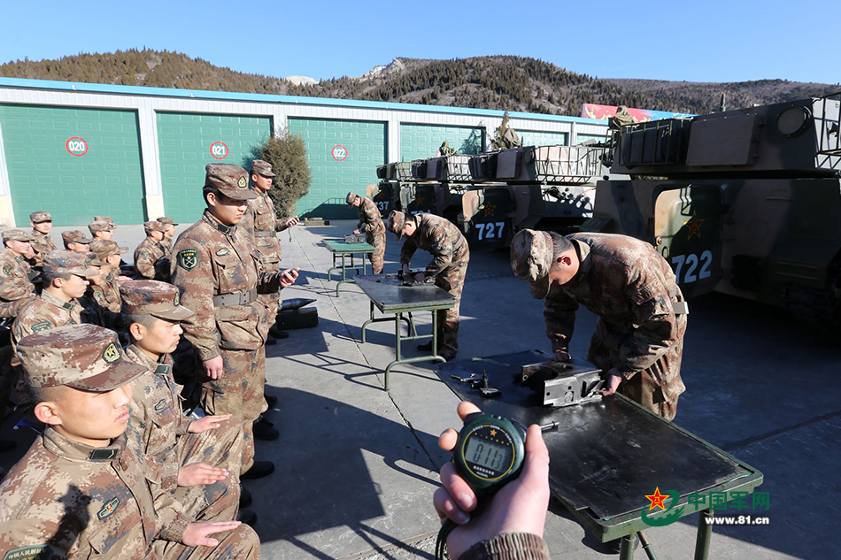 分享到 2月15日,陆军第65集团军某装甲旅炮兵营组织官兵进行炮闩分解