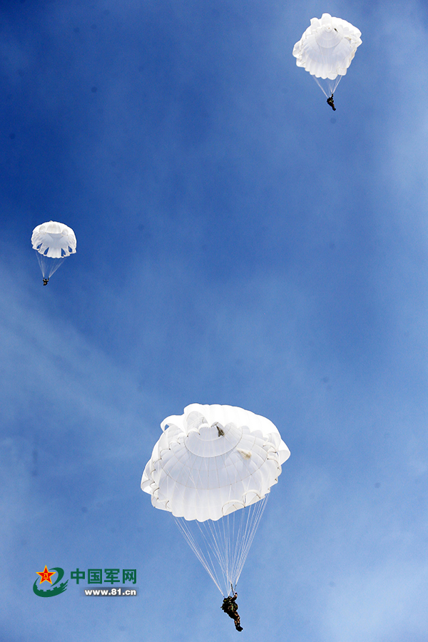 这是降落伞,更是一朵朵蒲公英,只不过它们的目的地不是诗和远方.