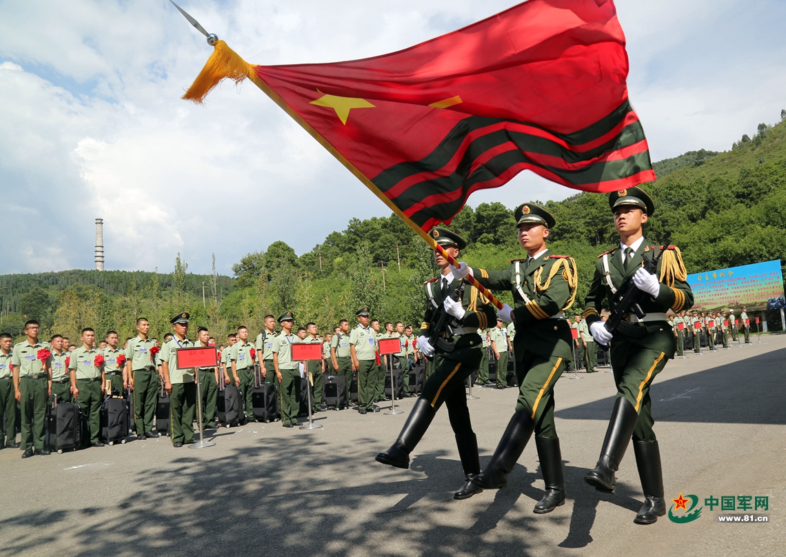 8月31日,武警凉山支队举行向武警部队旗告别仪式李结义 摄