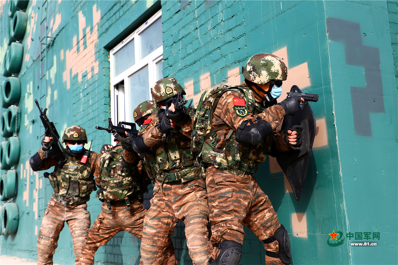 武警机动部队服装图片