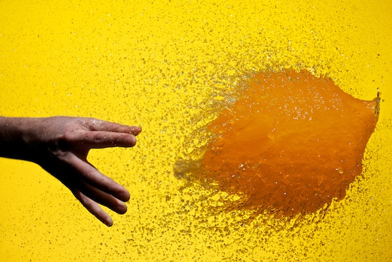 英国摄影师捕捉水气球爆裂精彩瞬间