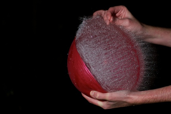 英国摄影师捕捉水气球爆裂精彩瞬间