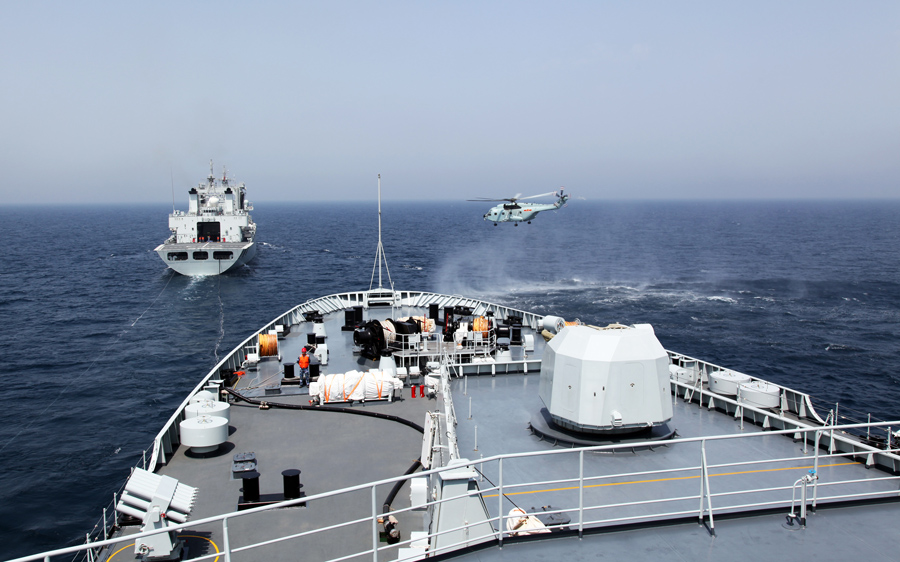 中国海军第十五批护航编队进行立体补给