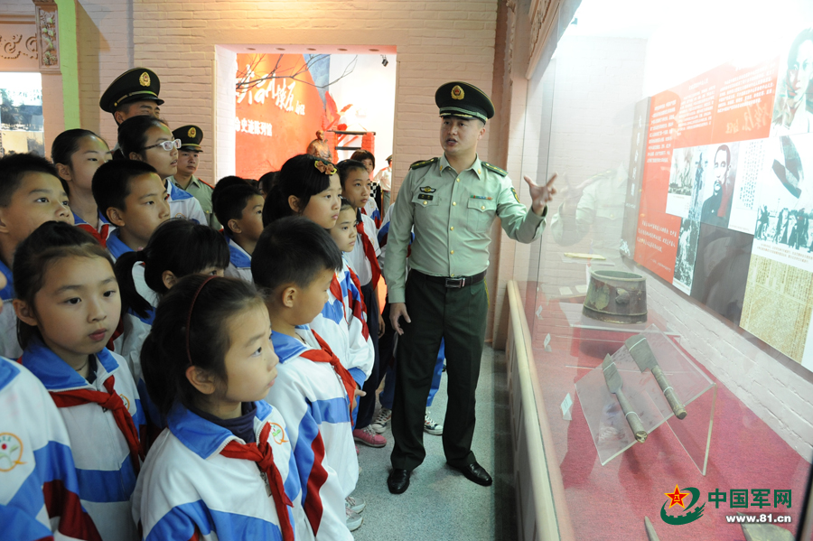 官兵和小学生参观革命陈列馆。李松林摄