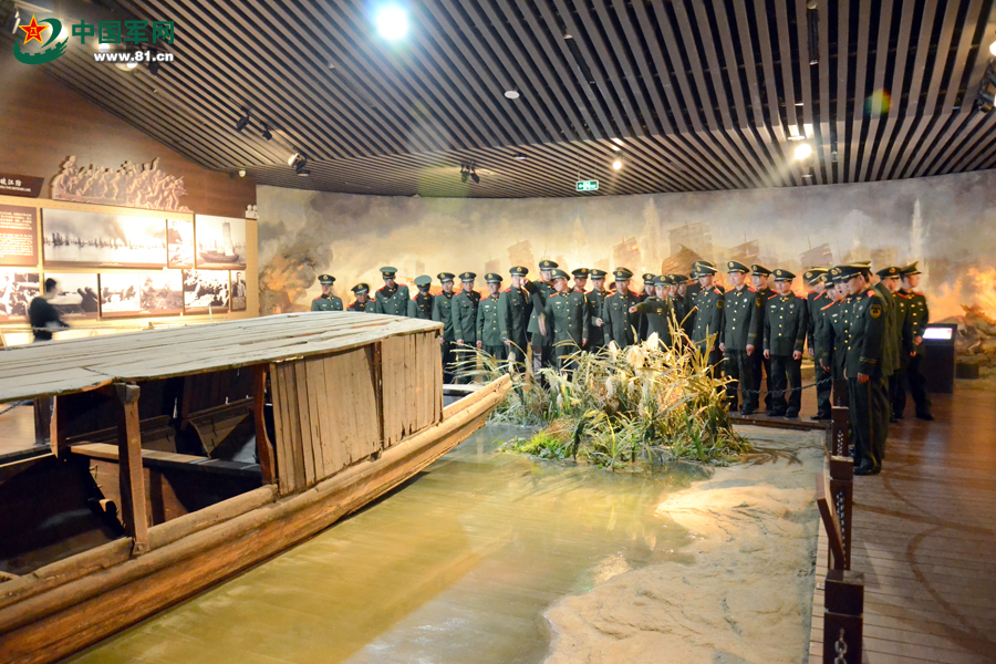 官兵在渡江战役纪念馆参观学习。王凯摄