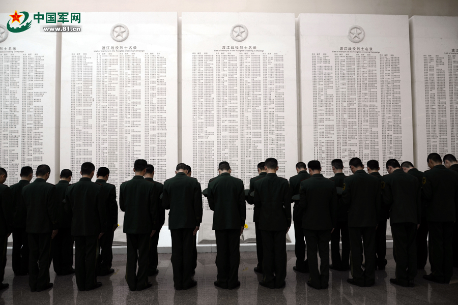 官兵在革命先烈的的姓名碑前默哀。王凯 摄