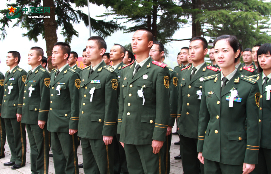 4月1日，武警8750部队组织官兵来到麻栗坡烈士陵园祭扫烈士墓，缅怀先烈。颜国平 摄