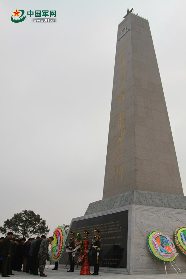 3月31日，官兵们来到马关烈士陵园祭扫烈士墓缅怀先烈。颜国平 摄