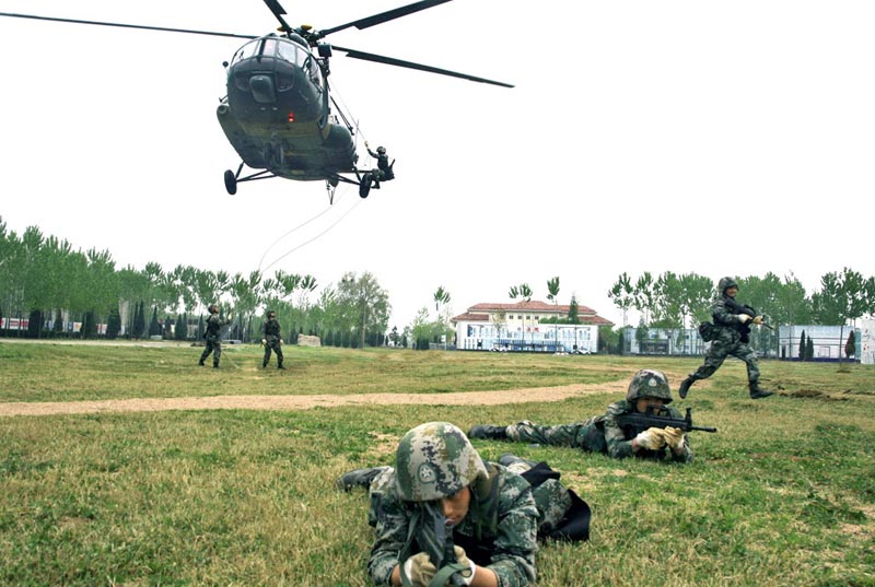 南京军区某陆航团新型武装直升机编队训练