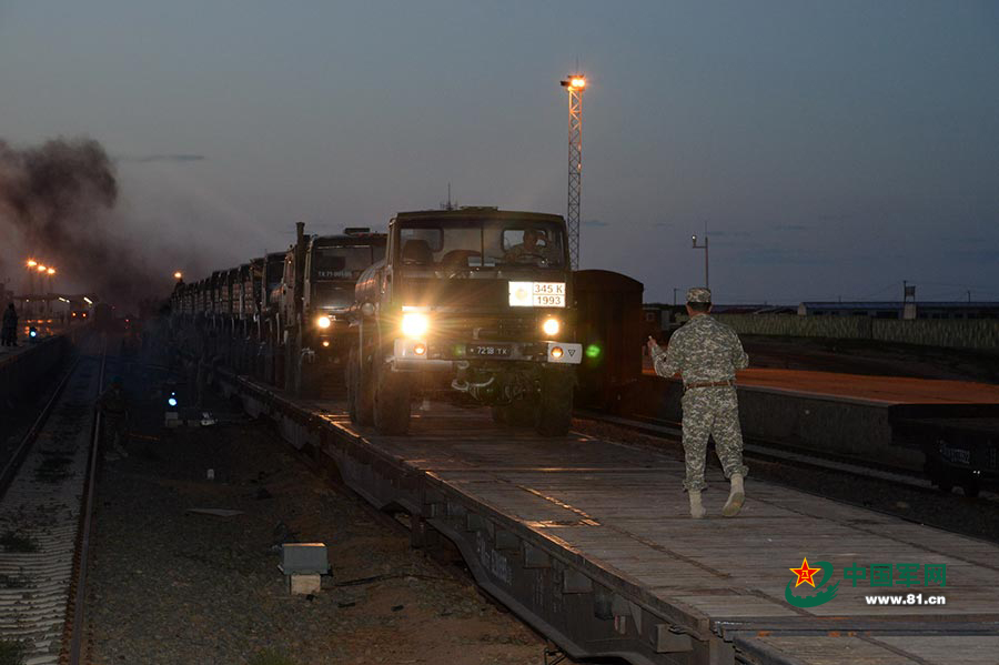 哈萨克斯坦参演装备在朱日和火车站卸载