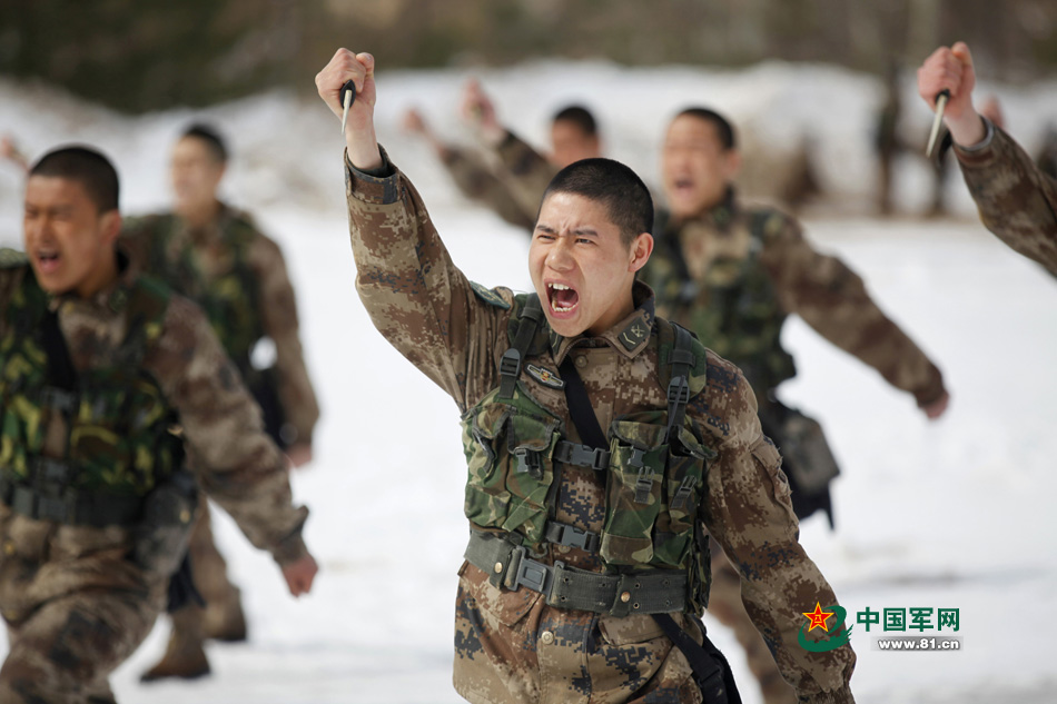 3月18日,黑龙江省军区某边防团机步连官兵冒着严寒