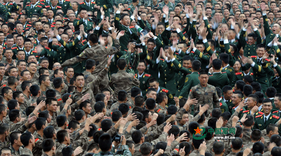 阅兵训练基地的"拉歌战" - 中国军网