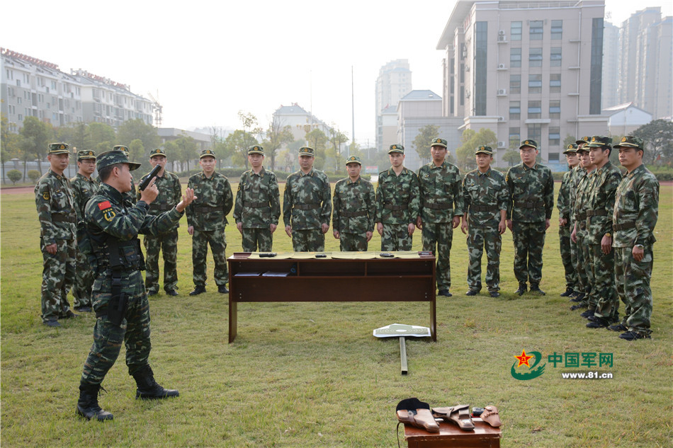 练好"笔杆子" 拿稳"枪杆子"