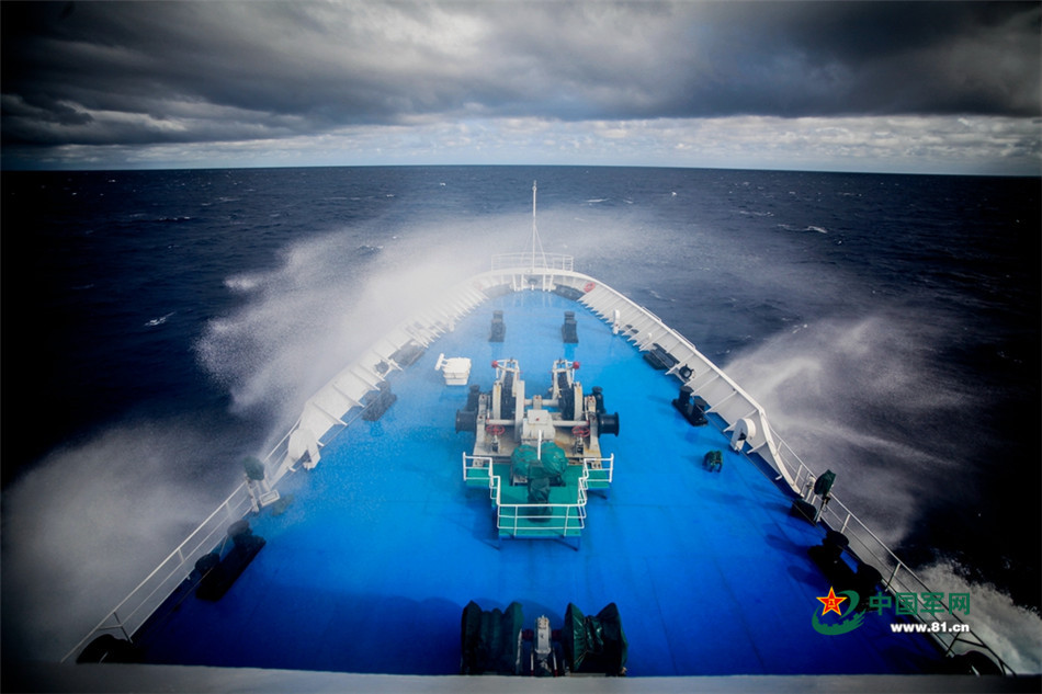 远望3号船在大风浪中航行.亓创 摄