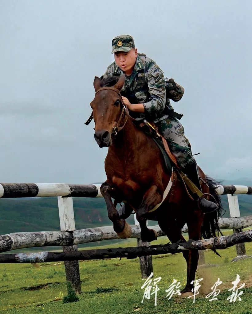 先锋90后康巴汉子策马扬刀书写绚丽精彩的青春华章